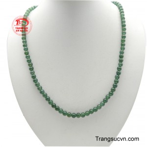 Chuỗi cổ ngọc cẩm thạch phú quý được kết từ hàng loạt viên ngọc Jadeite tròn, nhỏ, có sắc xanh lục bảo thuần khiết và đều màu, tạo nên một sự hài hòa và thanh lịch tuyệt đối.