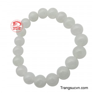 Chuỗi được tạo nên từ các hạt ngọc 9 ly màu trắng có kích thước đồng đều, mang sắc trắng sữa thuần khiết và dịu mát, toát lên sự thanh cao và cao quý.