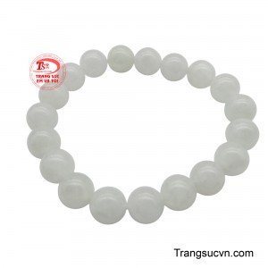 Chuỗi đeo tay ngọc 9 ly là một tuyệt tác tôn vinh vẻ đẹp tinh khôi và tối giản của ngọc Jadeite.