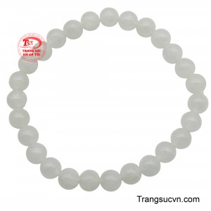 Chuỗi đeo tay ngọc cẩm thạch đẹp là hiện thân của vẻ đẹp tinh khôi, với sắc trắng sứ ôn hòa, toát lên sự thanh cao và quý phái hiếm có. 