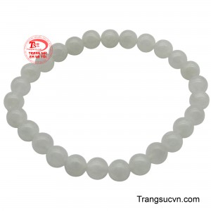 Từng hạt ngọc được mài dũa hoàn hảo, mang độ bóng mịn như sáp cùng cảm giác mát dịu, phản ánh trọn vẹn chất ngọc thượng hạng của cẩm thạch. 