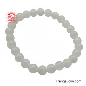 Món trang sức này không chỉ tôn lên vẻ đẹp nhã nhặn mà còn được tin rằng giúp người đeo cân bằng năng lượng, nuôi dưỡng tinh thần an yên và sự trọn vẹn trong tâm hồn.