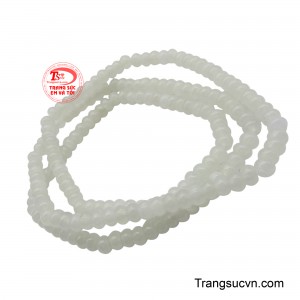 Chuỗi hạt có kích thước nhỏ, được mài dũa tinh xảo, phản chiếu ánh sáng dịu nhẹ, tạo cảm giác tinh tế và thanh lịch.