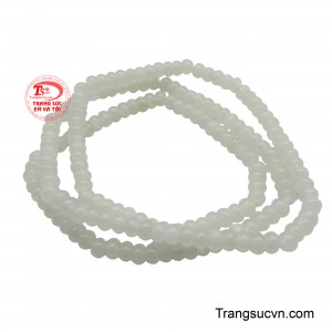 Sắc trắng tinh khiết của ngọc được xem là biểu tượng của sự vô ưu, giúp người đeo giữ được tâm hồn trong sáng và bình an nội tại.