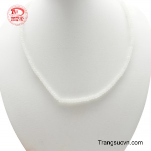 Món trang sức này hoàn hảo để làm nổi bật vẻ đẹp nhã nhặn của phụ nữ, đồng thời mang ý nghĩa bảo hộ thầm lặng bên mình.