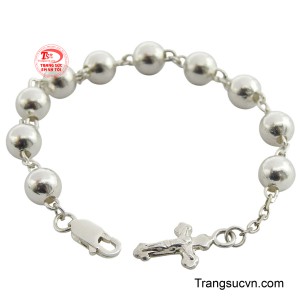 Được chế tác từ bạc ánh kim lấp lánh, vòng nổi bật với các hạt bạc tròn đều và trơn bóng liên kết bằng dây xích mảnh.