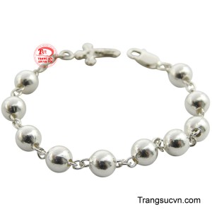 Điểm nhấn chính là chi tiết thánh giá được gắn ở cuối vòng, tượng trưng cho đức tin và sự cứu rỗi. 