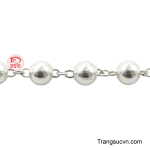 Món trang sức này vừa là vật phẩm cầu nguyện trang trọng, vừa là phụ kiện thanh lịch thể hiện niềm kính trọng và niềm hy vọng vững vàng của người Công giáo.