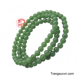Chuỗi ngọc có thể đeo thành vòng cổ nhiều lớp hoặc quấn thành lắc tay ấn tượng, tạo nên vẻ ngoài đa dạng và cuốn hút.
