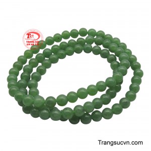 Từng hạt ngọc tròn đều mang sắc xanh lá tươi mới, tượng trưng cho sự hài hòa và sức sống mãnh liệt của tự nhiên.
