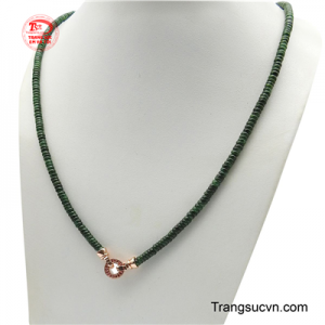 Dây được xâu chuỗi từ những hạt ngọc màu xanh đậm, tạo nên một chuỗi hạt mịn màng và sâu lắng chạy dọc cổ.