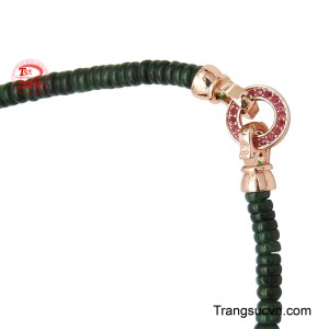 Món trang sức này không chỉ là biểu tượng của sự trường thọ và bình an mà còn là phụ kiện thời thượng, giúp tôn lên vẻ quý phái và gu thẩm mỹ riêng biệt của người phụ nữ.