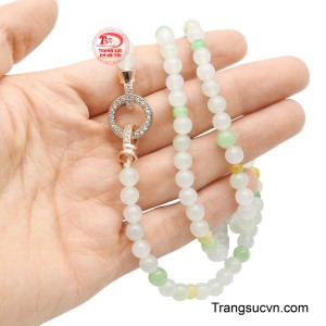 Thiết kế duyên dáng và trang nhã này giúp người đeo thể hiện gu thẩm mỹ cổ điển và đẳng cấp, đồng thời thu hút năng lượng thịnh vượng.