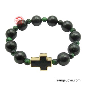 Chuỗi Ngọc thánh giá bọc vàng 18K được xâu chuỗi từ các hạt Ngọc có màu xanh đậm, thể hiện sự bình an và năng lượng tích cực. 