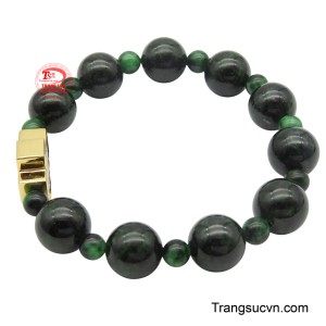 Điểm nhấn trung tâm là mặt thánh giá được chế tác từ kim loại vàng sáng bóng, nằm đối lập và tôn vinh sắc ngọc.