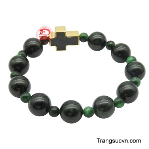 Các hạt ngọc có kích cỡ khác nhau tạo nên sự cân đối và tinh tế cho chiếc vòng.