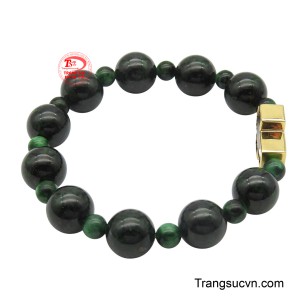 Món trang sức này không chỉ là vật phẩm hộ mệnh mang ý nghĩa Công giáo mà còn là phụ kiện thời thượng cho phái nữ.