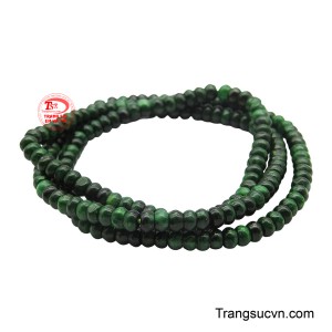 Vòng được chế tác từ những hạt ngọc tròn đều với sắc xanh lục bảo đậm, có độ bóng sâu và mịn màng, mang lại cảm giác thanh tịnh và sang trọng cổ điển.