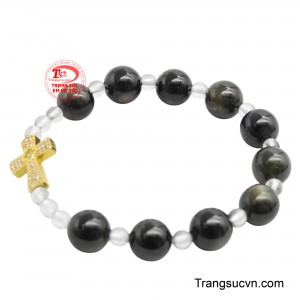 Vòng được xâu chuỗi từ các viên Sapphire xen kẽ các viên đá mã não trắng tạo nên sự tương phản màu sắc huyền bí và tinh khiết. 