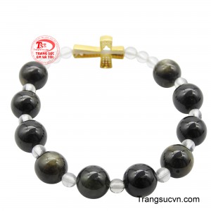 Điểm nhấn chính là hình Thánh Giá được đính đá lấp lánh, chế tác từ vàng 10K làm tăng thêm vẻ sang trọng và ý nghĩa che chở tâm linh.