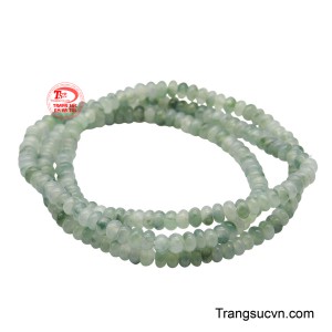 Vòng được chế tác từ những hạt ngọc cẩm thạch màu xám lục phớt trắng tròn đều, độ bóng mịn màng đặc trưng của ngọc.