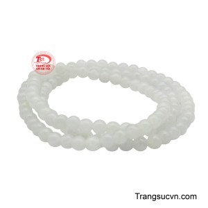 Vòng được chế tác từ những hạt ngọc cẩm thạch tròn đều, sở hữu sắc trắng sữa dịu nhẹ, với độ bóng mịn đặc trưng, tạo cảm giác mát lạnh và êm ái khi chạm vào.