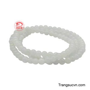 Người đeo tin rằng ngọc màu trắng mang lại sự bình yên, may mắn và thu hút năng lượng tích cực, đồng thời xua đi những điều không may.