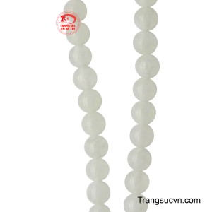 Ngoài ra, ngọc cẩm thạch trắng còn được cho là giúp cân bằng năng lượng và thu hút vận may cho người mệnh Kim và Thủy.