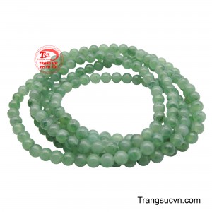 Chuỗi hạt được mài tròn tinh xảo, đều đặn, mỗi viên đều mang những vân đá và sắc độ màu tự nhiên khác biệt, tạo nên một vẻ đẹp sống động và sâu sắc.