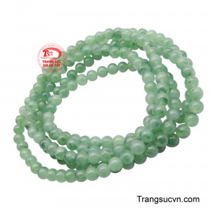 Sắc xanh của ngọc không chỉ mang lại cảm giác tươi mới mà còn được tin rằng giúp người đeo củng cố trí lực, nuôi dưỡng tâm hồn và sự trường thọ về tinh thần.