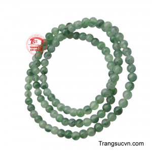 Từng hạt ngọc được mài tròn đều đặn, sáng bóng, phô bày những vân đá tự nhiên độc đáo, mang đến cảm giác mát lạnh và thư thái khi tiếp xúc với da.