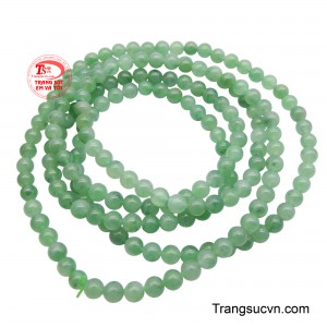 Từng viên ngọc nhỏ được mài tròn đều, sở hữu sắc lục bảo đậm nhạt tự nhiên, tượng trưng cho sinh khí và sự hồi phục.