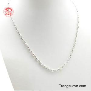 Sợi dây được chế tác từ bạc với các mắt xích hình bầu dục dẹt, tạo nên một kết cấu độc đáo và ấn tượng hơn hẳn dây trơn thông thường.