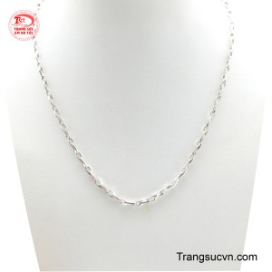 Dây chuyền bạc ấn tượng bé yêu là một món trang sức đáng yêu và phong cách dành cho bé.