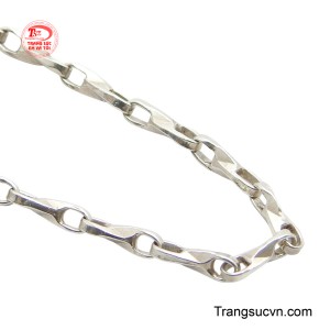 Chiều dài dây vừa phải, nằm duyên dáng trên cổ, thể hiện vẻ đẹp hiện đại và năng động.