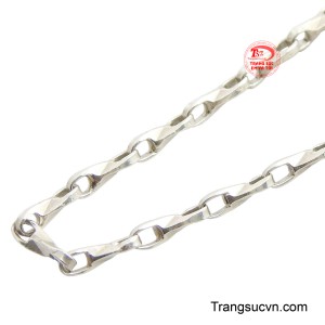 Thiết kế tinh giản nhưng có độ bắt sáng cao, giúp tôn lên sự tươi tắn và ngây thơ của bé yêu.