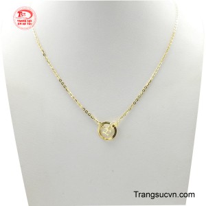 Dây chuyền liền mặt khắc tên là hiện thân của vẻ đẹp tối giản mang ý nghĩa cá nhân hóa sâu sắc.