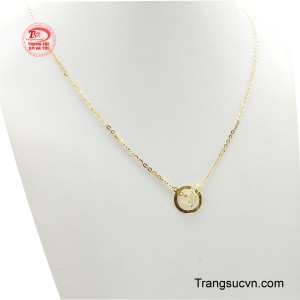 Sợi dây chuyền được chế tác từ vàng vàng lấp lánh, với dây xích mảnh mai và thanh lịch, làm nổi bật chi tiết mặt dây liền.