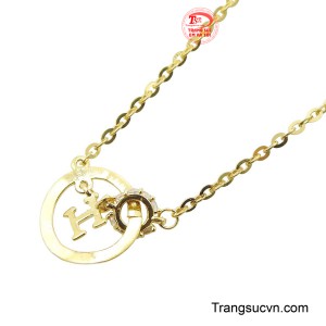 Đây là món trang sức hoàn hảo để người đeo khẳng định phong cách riêng hoặc lưu giữ một kỷ niệm quan trọng, vừa trang nhã vừa truyền tải thông điệp ý nghĩa.