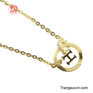 Mặt dây là một chiếc vòng tròn tinh tế, bên trong khắc họa một chữ H được thiết kế rỗng, tạo nên sự độc đáo và ấn tượng.