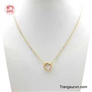 Dây chuyền nữ vàng trang nhã với thiết kế thanh lịch và nhẹ nhàng, biểu tượng cho sự may mắn và duyên dáng.