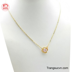 Sợi dây mảnh, được chế tác từ vàng vàng 10k lấp lánh, tạo cảm giác tinh tế trên làn da.