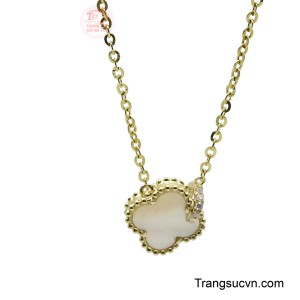 Với thiết kế tối giản và ngọt ngào này thì chiếc dây chuyền dễ dàng kết hợp với nhiều trang phục, mang lại vẻ đẹp nữ tính và tươi tắn cho quý cô.