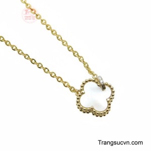 Mặt dây chuyền là một hình ảnh cỏ bốn lá với viên đá trung tâm màu hồng phấn, được viền bởi các hạt vàng tròn tinh xảo.