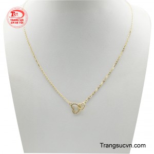 Dây chuyền trái tim vàng 18K là một biểu tượng tinh tế và lãng mạn của tình yêu và sự kết nối.