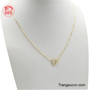Chiếc dây chuyền được chế tác từ vàng 18K cao cấp, sợi dây chuyền mảnh dẻ nhưng chắc chắn, làm nổi bật mặt dây hình hai trái tim lồng vào nhau.