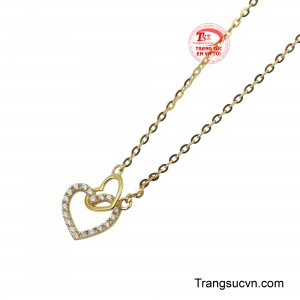 Một trái tim được nạm đá lấp lánh, trái tim còn lại được giữ nguyên bản trơn bóng, tượng trưng cho sự hòa quyện giữa cảm xúc và sự chân thật trong mối quan hệ.