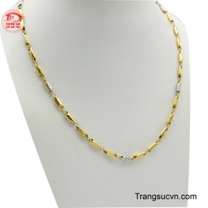 Dây được chế tác từ vàng vàng 18k lấp lánh, với kiểu mắt xích hình hạt gạo liên kết chặt chẽ và độc đáo.