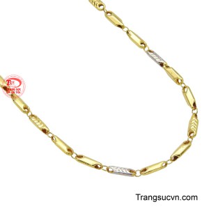 Đeo dây chuyền này thể hiện phong thái tự tin, sự thịnh vượng và gu thẩm mỹ nam tính vượt trội.
