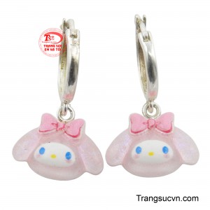 Hoa tai bạc hình mặt lợn là một món trang sức đáng yêu và ngộ nghĩnh dành riêng cho các bé. 